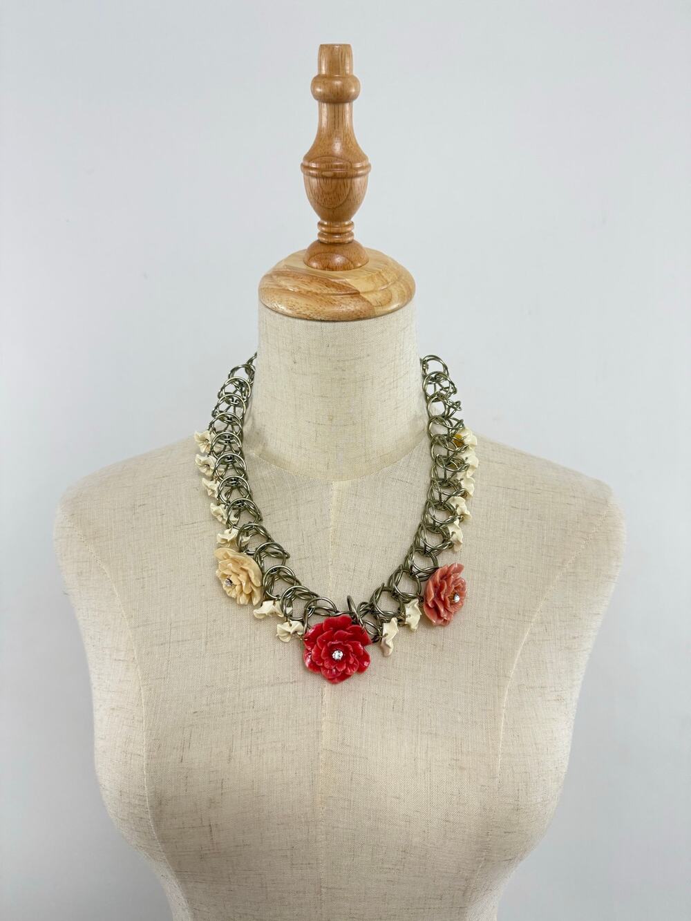 Gorgeous Metal and Resin Flower Necklace (Betsey Johnson Vibes)